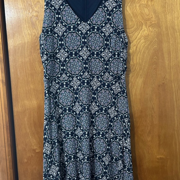 LOFT Dresses & Skirts - LOFT Navy and White Printed V-Neck Dress